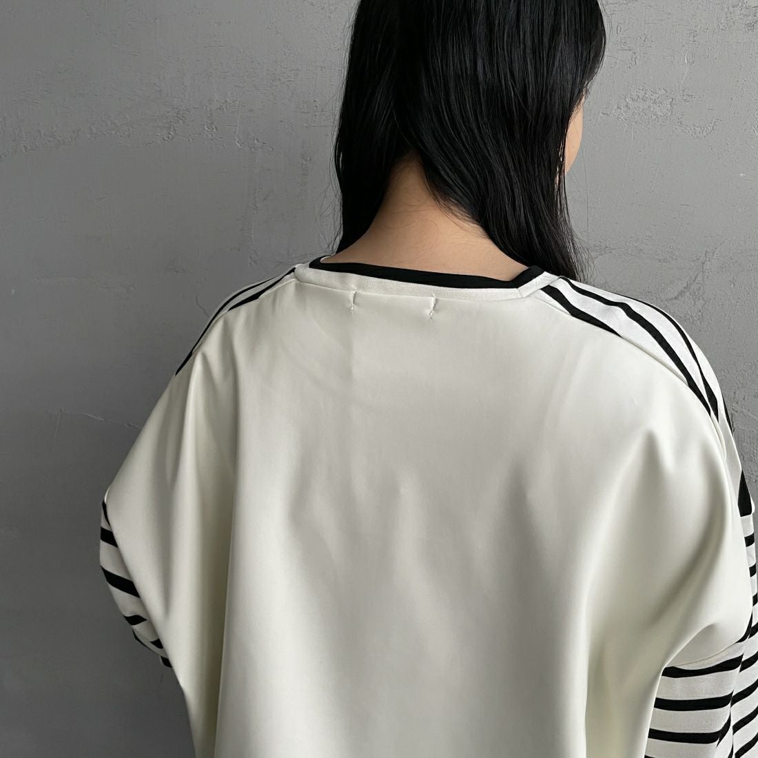 CHIGNON [シニヨン] フェイクレザー切替ボーダープルオーバー [8236-561YE] WHITE &&モデル身長：156cm 着用サイズ：F&&