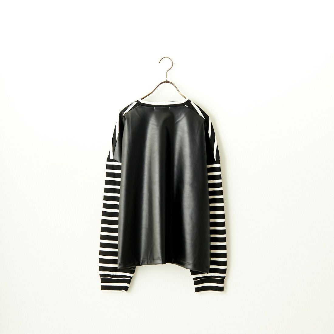 CHIGNON [シニヨン] フェイクレザー切替ボーダープルオーバー [8236-561YE] BLACK