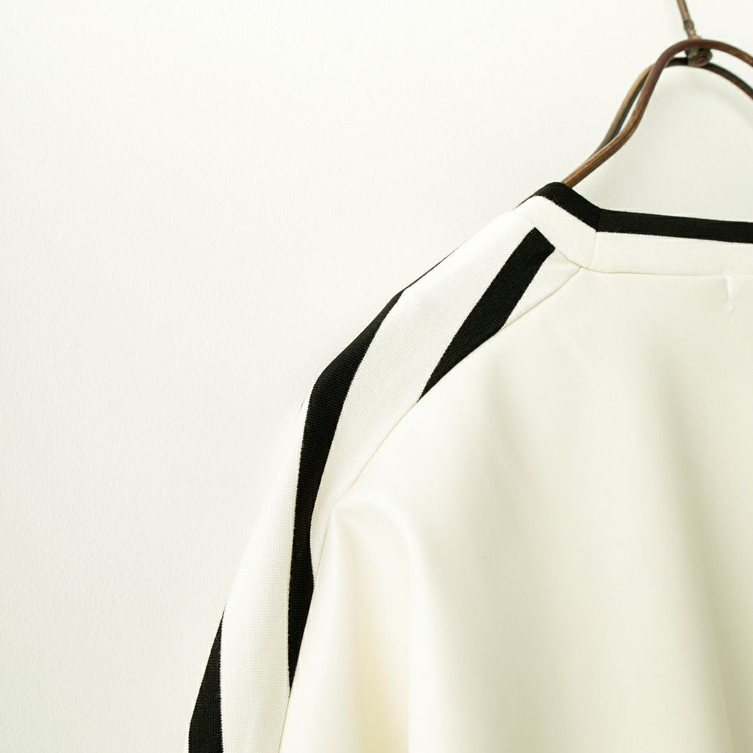 CHIGNON [シニヨン] フェイクレザー切替ボーダープルオーバー [8236-561YE] WHITE