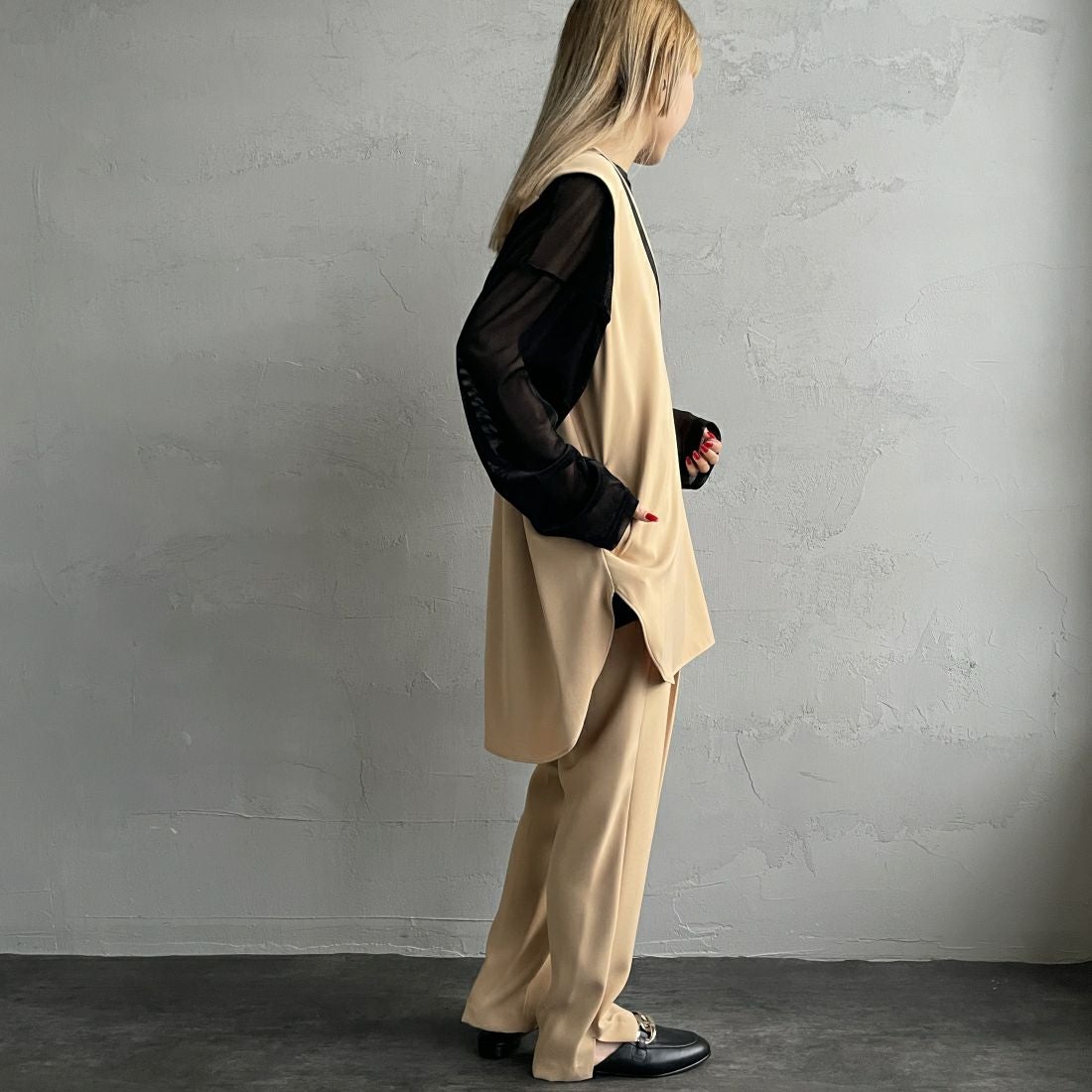 CHIGNON [シニヨン] マジックテープテーパードパンツ [3736-565PT] L/BEIGE &&モデル身長：156cm 着用サイズ：F&&