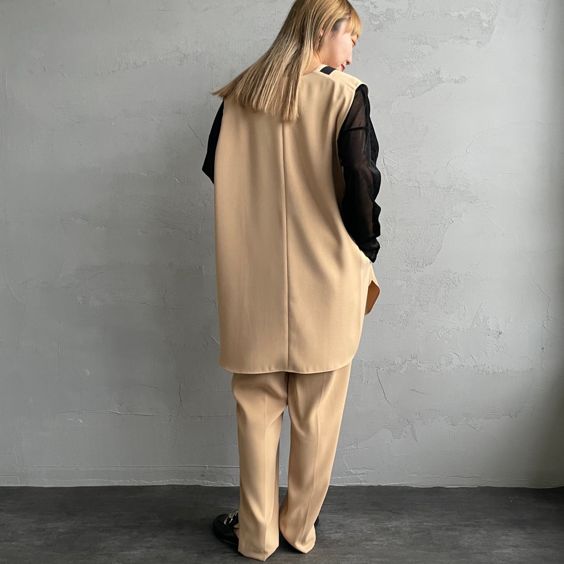 CHIGNON [シニヨン] マジックテープテーパードパンツ [3736-565PT] L/BEIGE &&モデル身長：156cm 着用サイズ：F&&