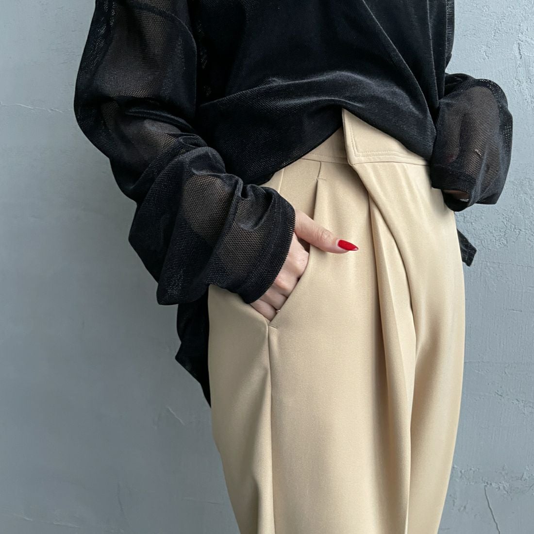 CHIGNON [シニヨン] マジックテープテーパードパンツ [3736-565PT] L/BEIGE &&モデル身長：156cm 着用サイズ：F&&