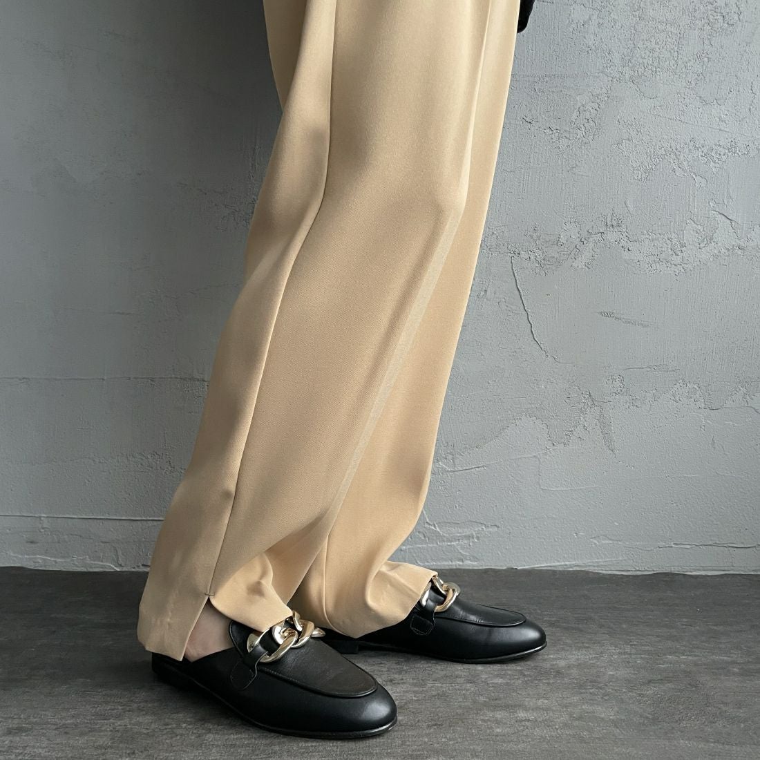 CHIGNON [シニヨン] マジックテープテーパードパンツ [3736-565PT] L/BEIGE &&モデル身長：156cm 着用サイズ：F&&