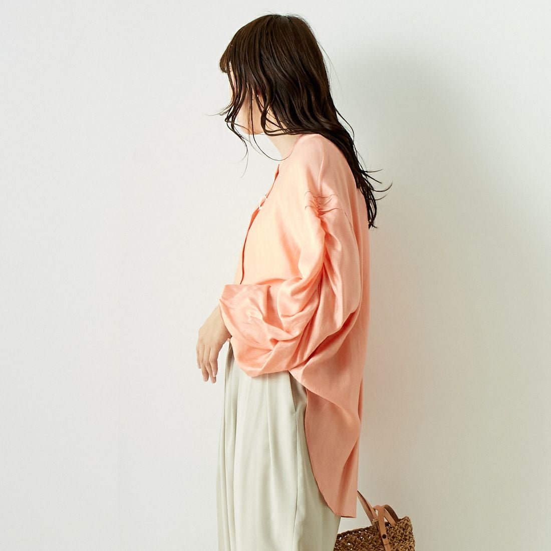 CHIGNON [シニヨン] シャーリングスリーブシャツ [1636-593JS] ORANGE &&モデル身長：167cm 着用サイズ：F&&