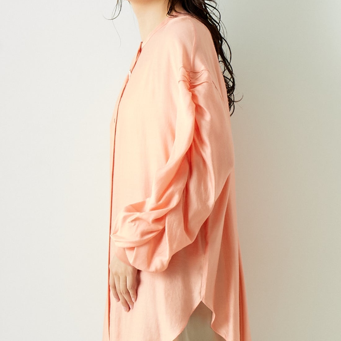 CHIGNON [シニヨン] シャーリングスリーブシャツ [1636-593JS] ORANGE &&モデル身長：167cm 着用サイズ：F&&