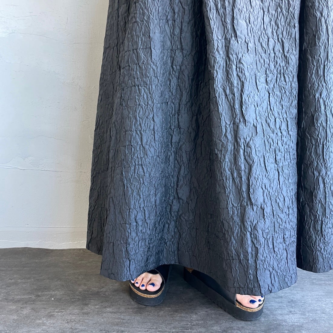 USINE [ユジーヌ] ジャガード織 タックギャザーフレアスカート [2410501] BLACK &&モデル身長：156cm 着用サイズ：F&&