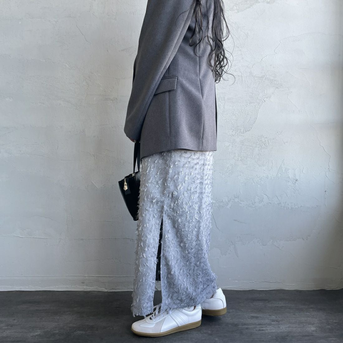 By/m [バイエム] ジャガードフリンジ フェザーナローロングスカート [23142061] 07 GRAY &&モデル身長：156cm 着用サイズ：F&&