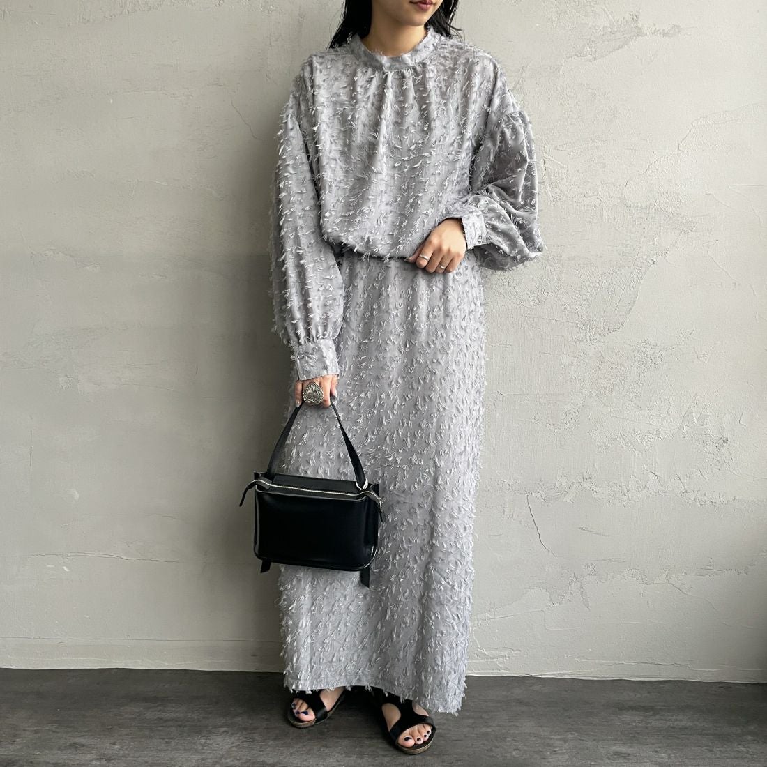 By/m [バイエム] ジャガードフリンジ フェザーナローロングスカート [23142061] 07 GRAY &&モデル身長：156cm 着用サイズ：F&&