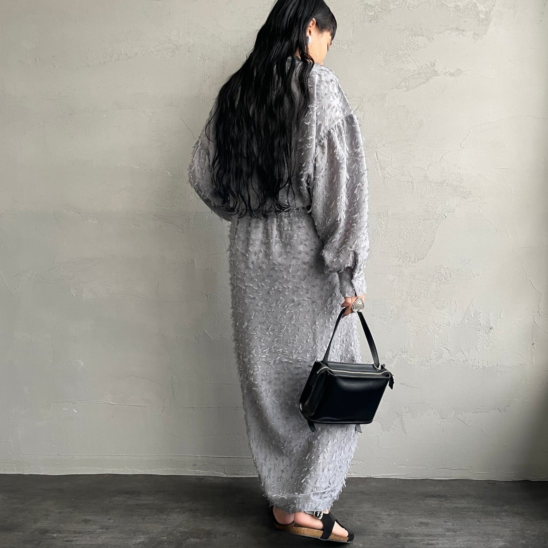 By/m [バイエム] ジャガードフリンジ フェザーナローロングスカート [23142061] 07 GRAY &&モデル身長：156cm 着用サイズ：F&&