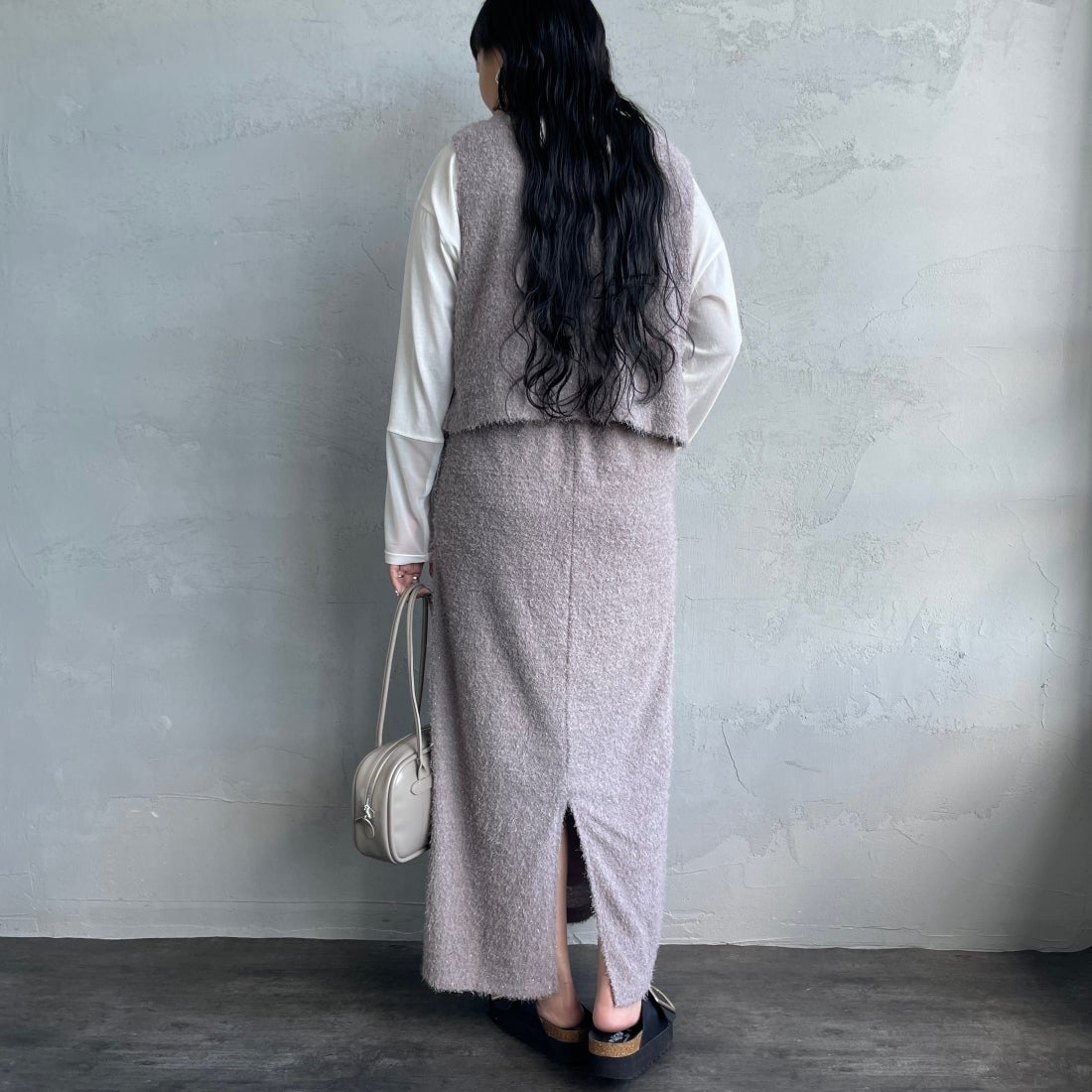 By/m [バイエム] フェザーフリンジ ナローロングスカート [23142066] 07 GRAY &&モデル身長：156cm 着用サイズ：F&&