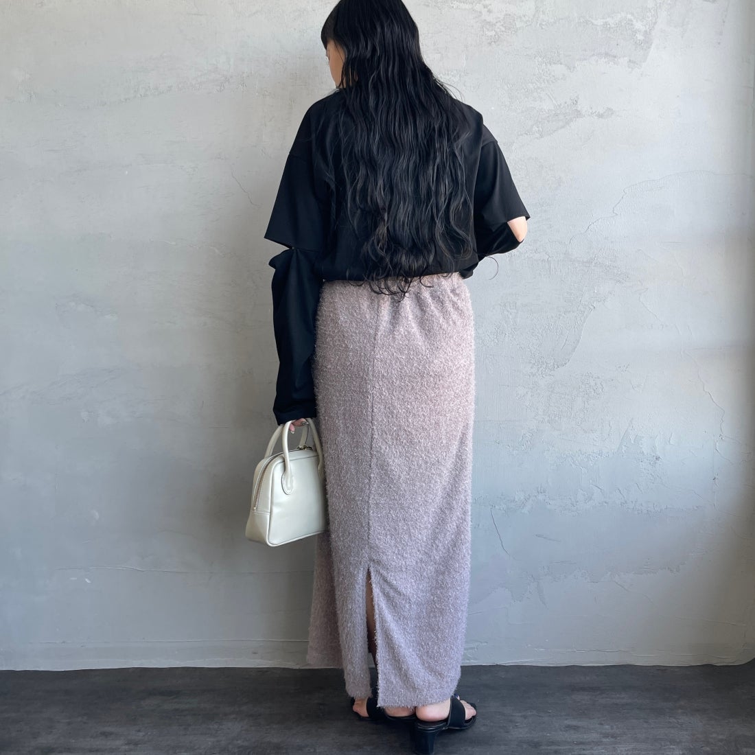 By/m [バイエム] フェザーフリンジ ナローロングスカート [23142066] 07 GRAY &&モデル身長：156cm 着用サイズ：F&&
