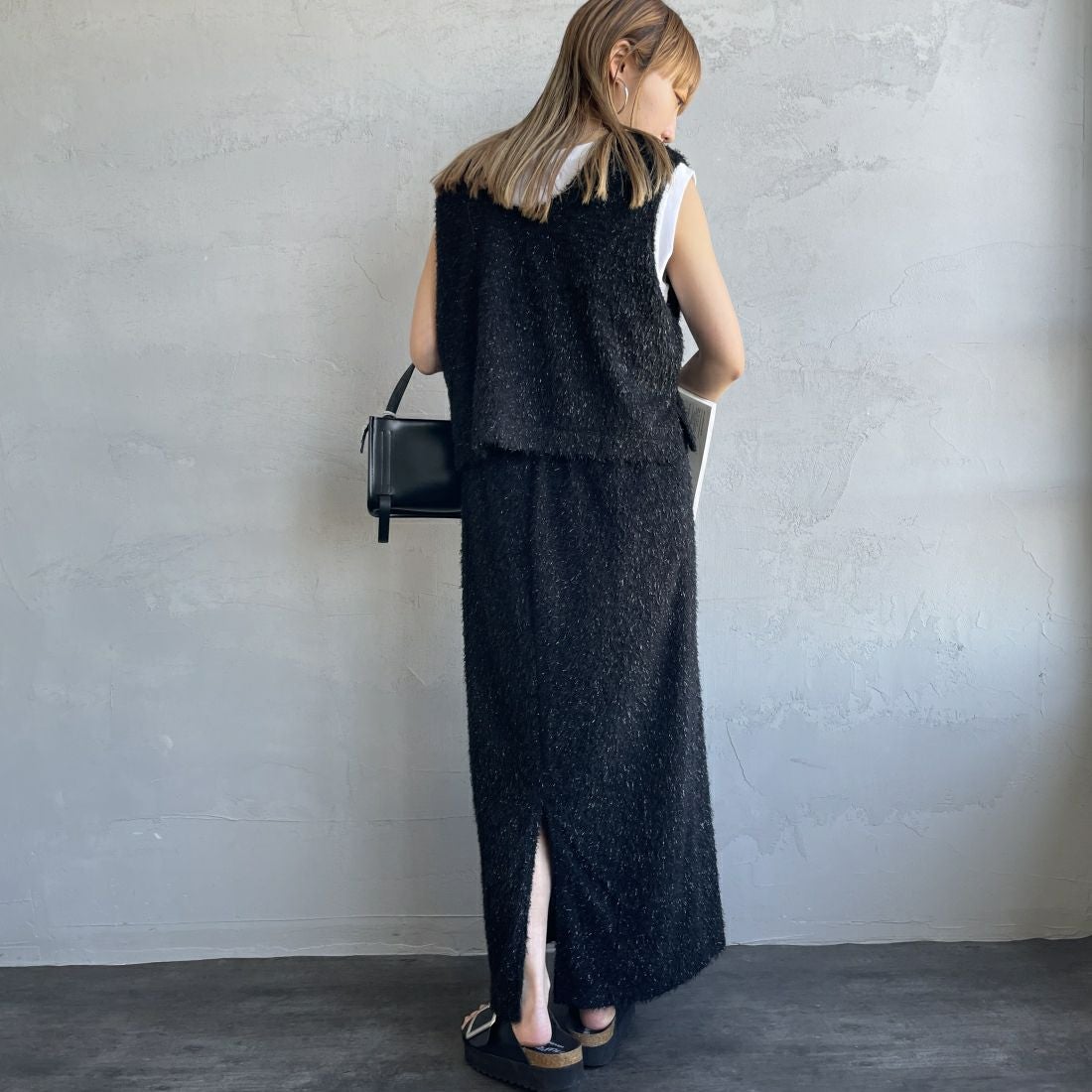 By/m [バイエム] フェザーフリンジ ナローロングスカート [23142066] 09 BLACK &&モデル身長：156cm 着用サイズ：F&&