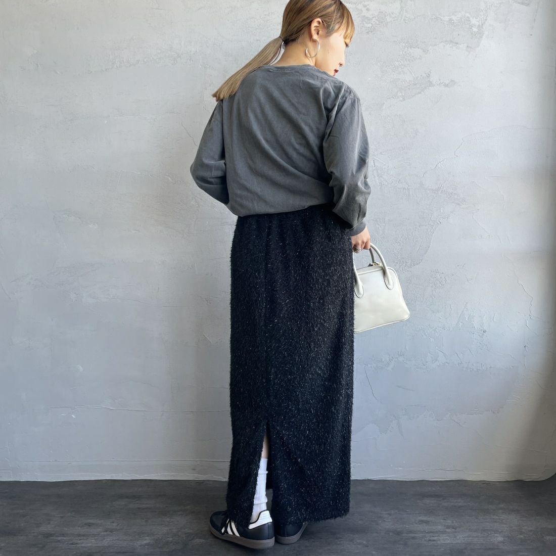 By/m [バイエム] フェザーフリンジ ナローロングスカート [23142066] 09 BLACK &&モデル身長：156cm 着用サイズ：F&&