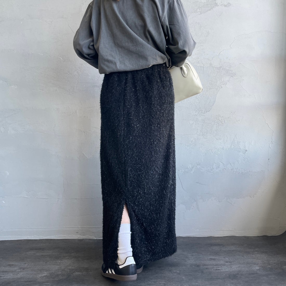 By/m [バイエム] フェザーフリンジ ナローロングスカート [23142066] 09 BLACK &&モデル身長：156cm 着用サイズ：F&&