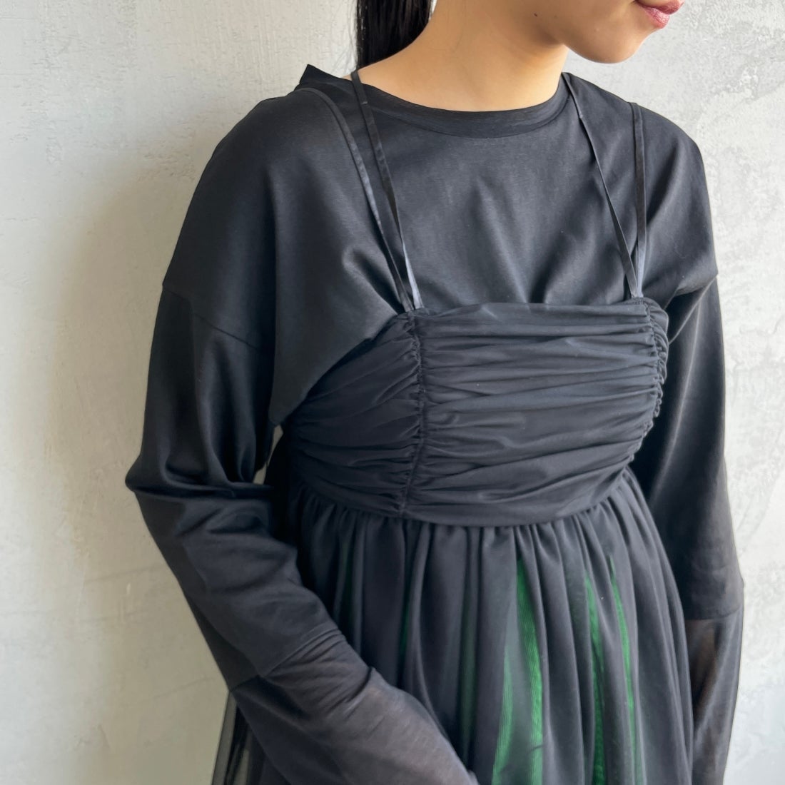 By/m [バイエム] ギャザーチュールキャミソール [24112008] 09 BLACK &&モデル身長：156cm 着用サイズ：F&&