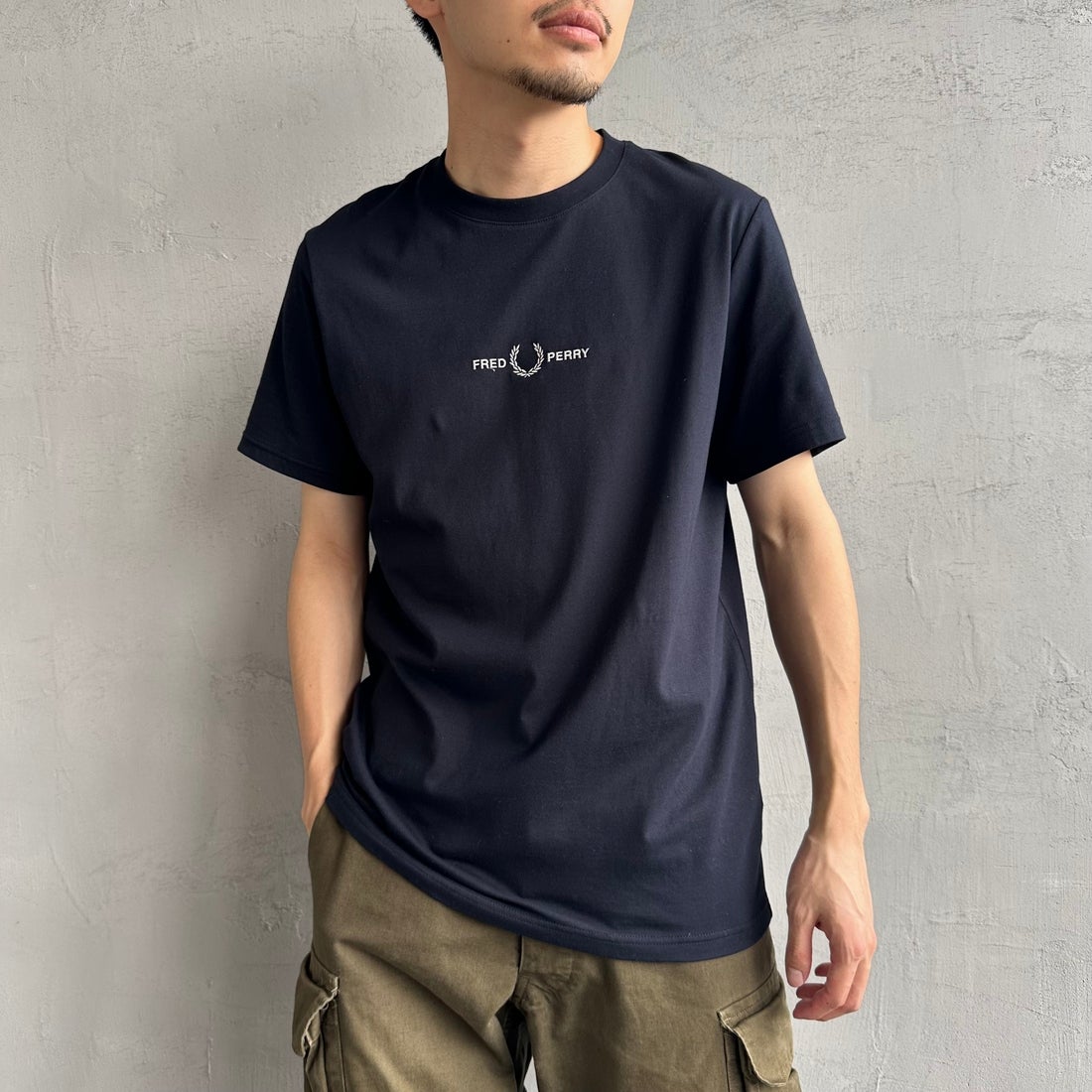 FRED PERRY [フレッドペリー] ローレルリース刺繍 ショートスリーブTシャツ [M4580] 248 NAVY &&モデル身長：168cm 着用サイズ：M&&