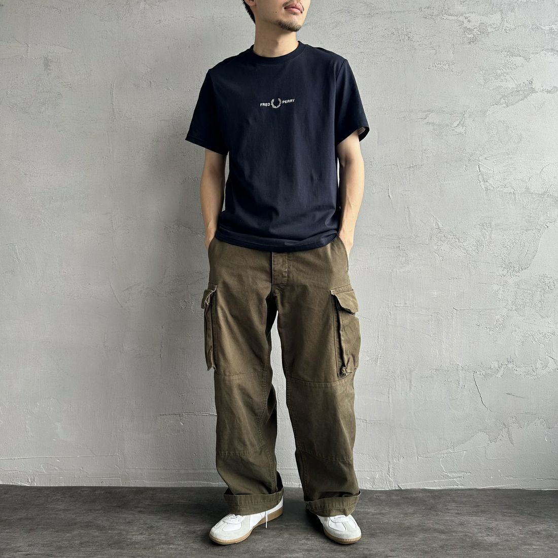 FRED PERRY [フレッドペリー] ローレルリース刺繍 ショートスリーブTシャツ [M4580] 248 NAVY &&モデル身長：168cm 着用サイズ：M&&