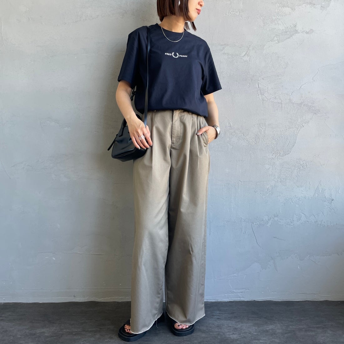 FRED PERRY [フレッドペリー] ローレルリース刺繍 ショートスリーブTシャツ [M4580] 248 NAVY &&モデル身長：159cm 着用サイズ：S&&