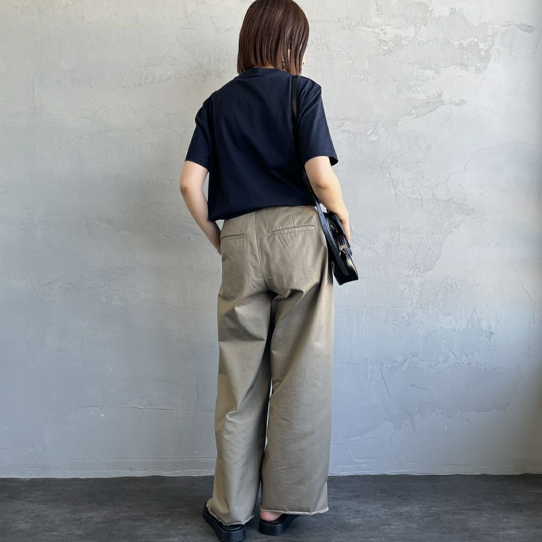 FRED PERRY [フレッドペリー] ローレルリース刺繍 ショートスリーブTシャツ [M4580] 248 NAVY &&モデル身長：159cm 着用サイズ：S&&