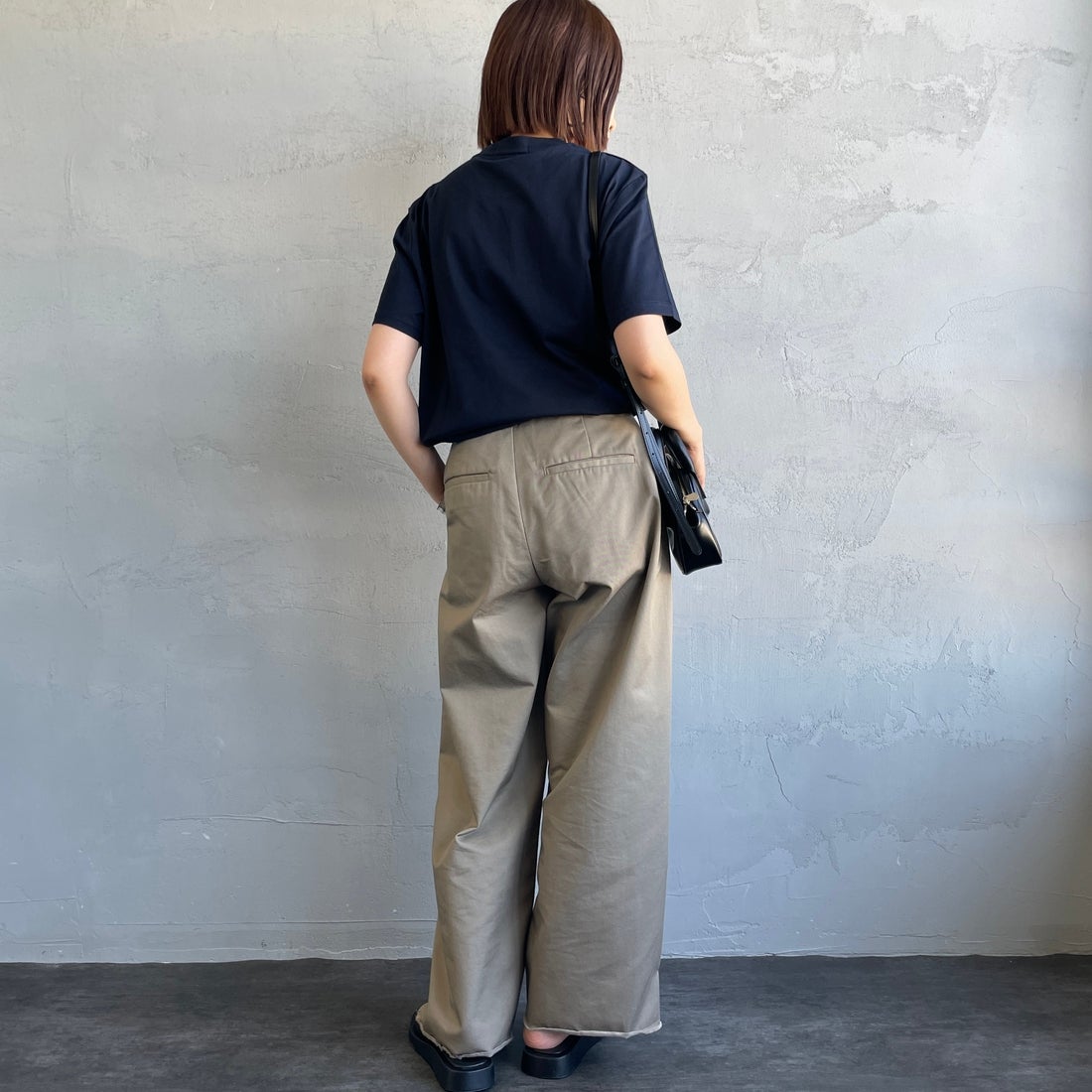 FRED PERRY [フレッドペリー] ローレルリース刺繍 ショートスリーブTシャツ [M4580] 248 NAVY &&モデル身長：159cm 着用サイズ：S&&