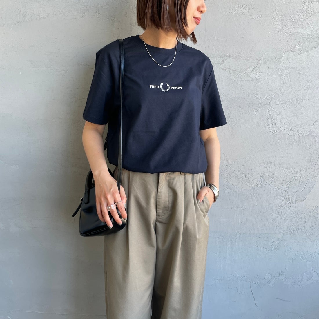 FRED PERRY [フレッドペリー] ローレルリース刺繍 ショートスリーブTシャツ [M4580] 248 NAVY &&モデル身長：159cm 着用サイズ：S&&