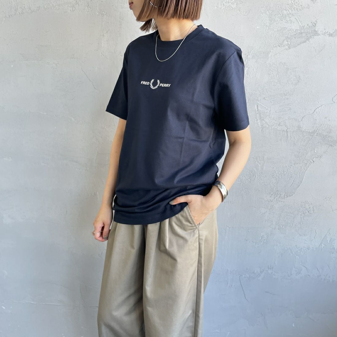 FRED PERRY [フレッドペリー] ローレルリース刺繍 ショートスリーブTシャツ [M4580] 248 NAVY &&モデル身長：159cm 着用サイズ：S&&