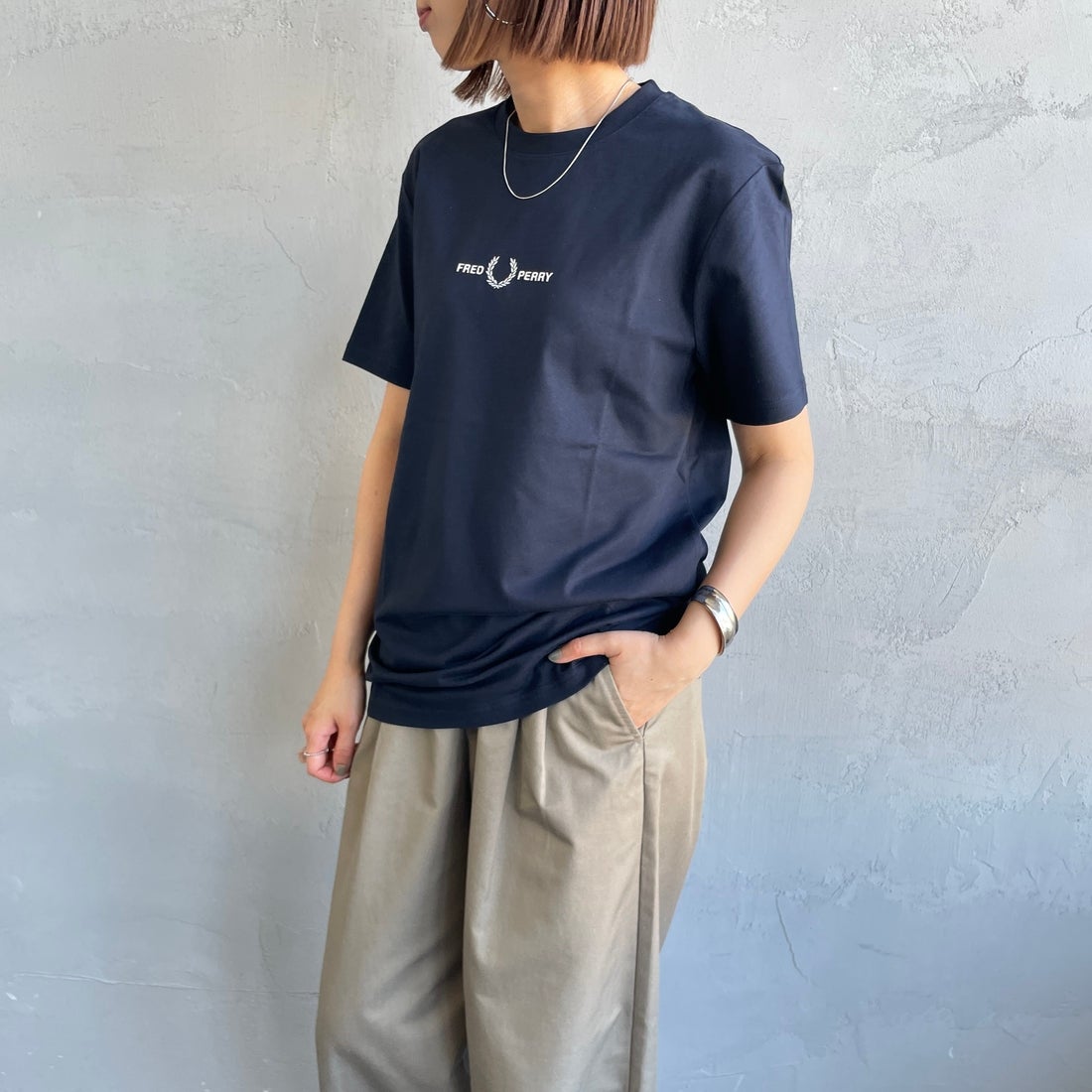 FRED PERRY [フレッドペリー] ローレルリース刺繍 ショートスリーブTシャツ [M4580] 248 NAVY &&モデル身長：159cm 着用サイズ：S&&
