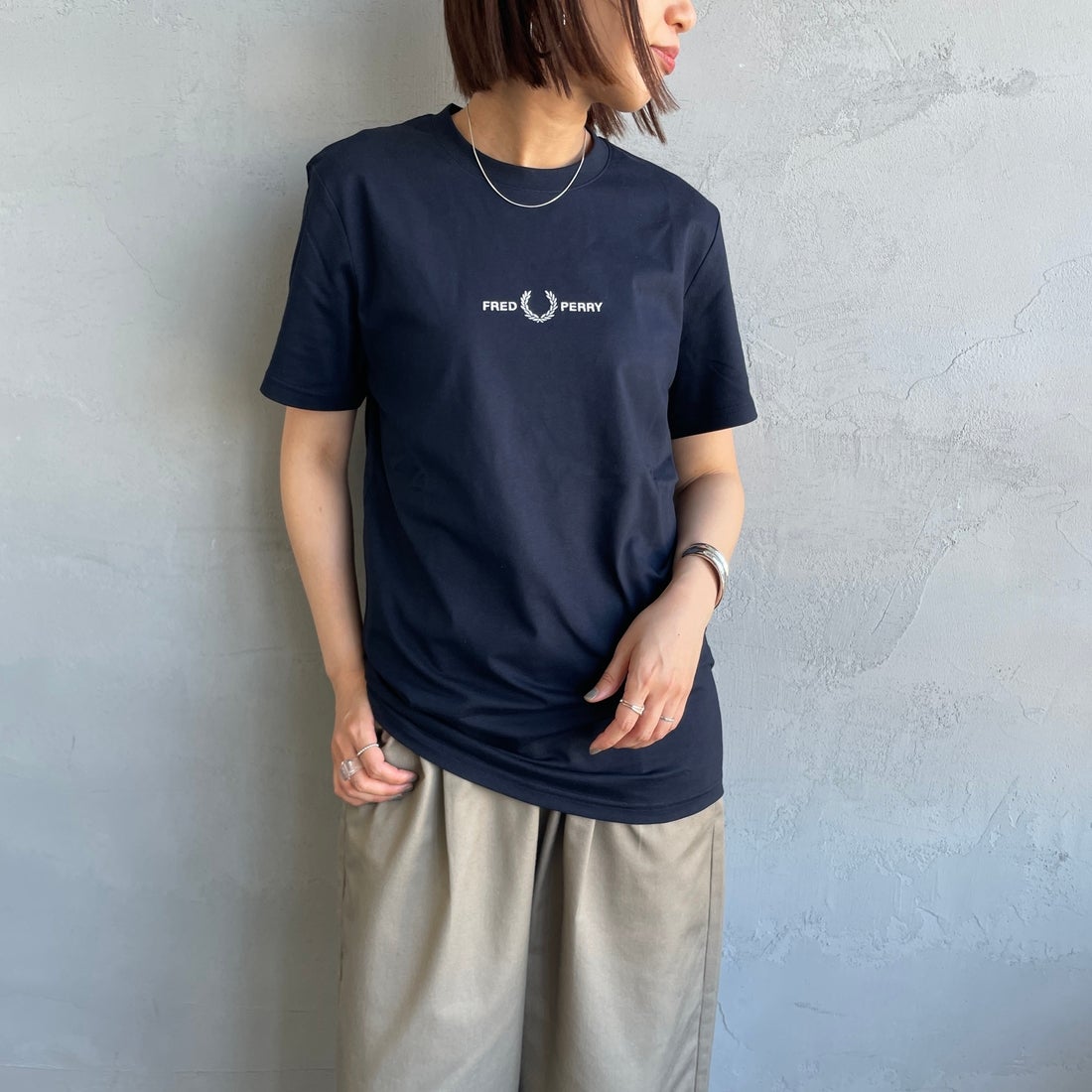 FRED PERRY [フレッドペリー] ローレルリース刺繍 ショートスリーブTシャツ [M4580] 248 NAVY &&モデル身長：159cm 着用サイズ：XS&&