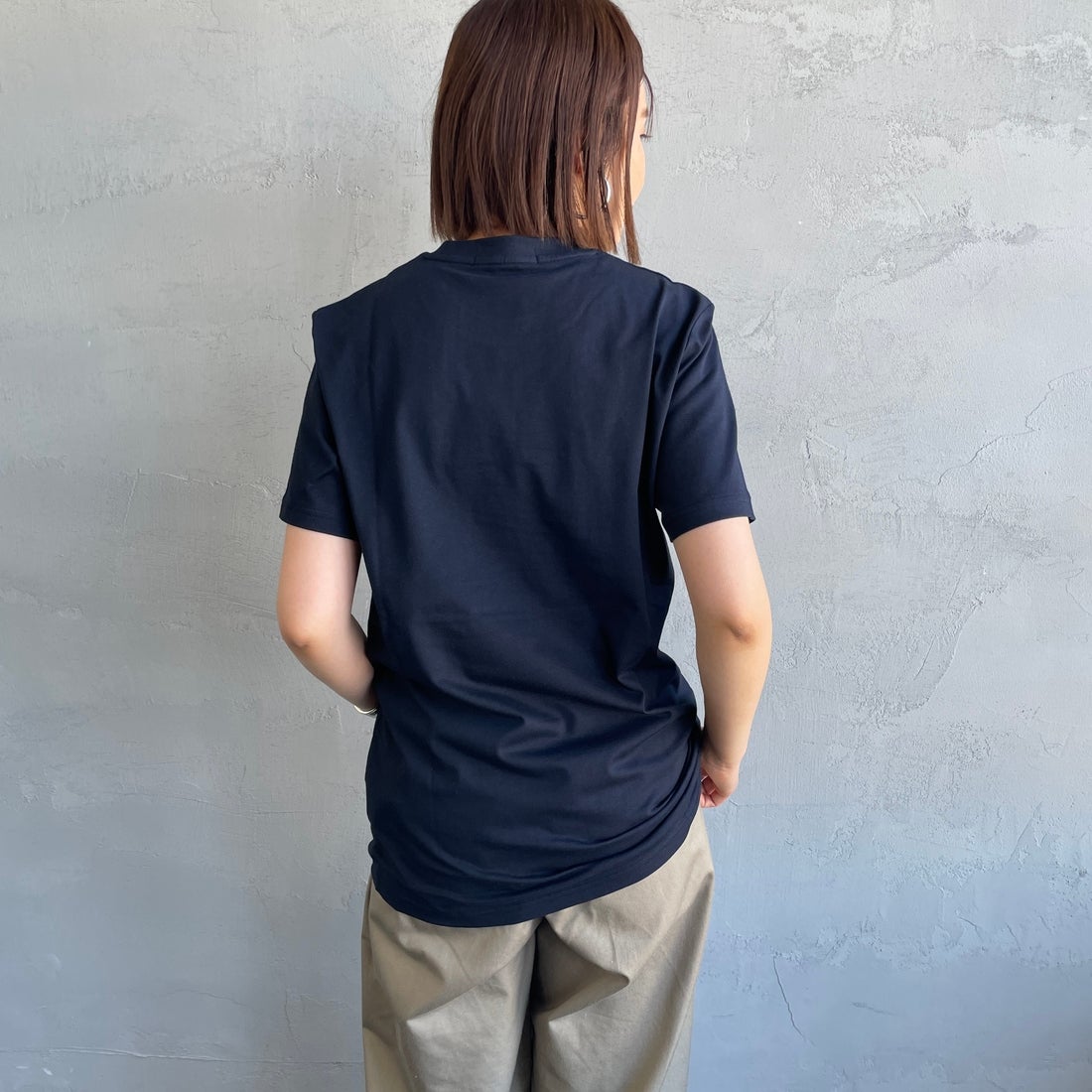FRED PERRY [フレッドペリー] ローレルリース刺繍 ショートスリーブTシャツ [M4580] 248 NAVY &&モデル身長：159cm 着用サイズ：XS&&