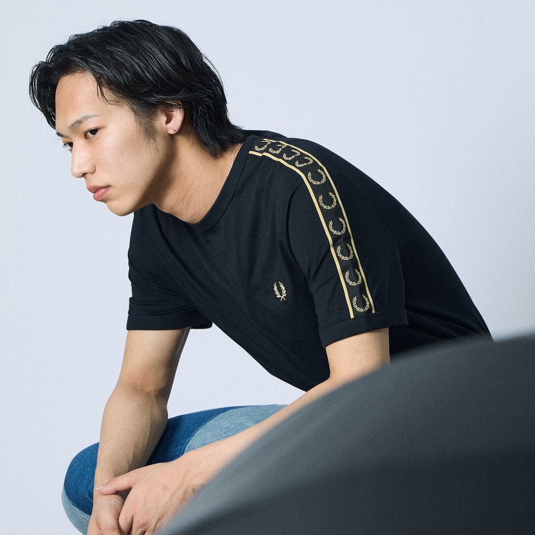 FRED PERRY [フレッドペリー] コントラストトラックテープ ショートスリーブリンガーTシャツ [M4613] 90A BLACK/ &&モデル身長：179cm 着用サイズ：L&&