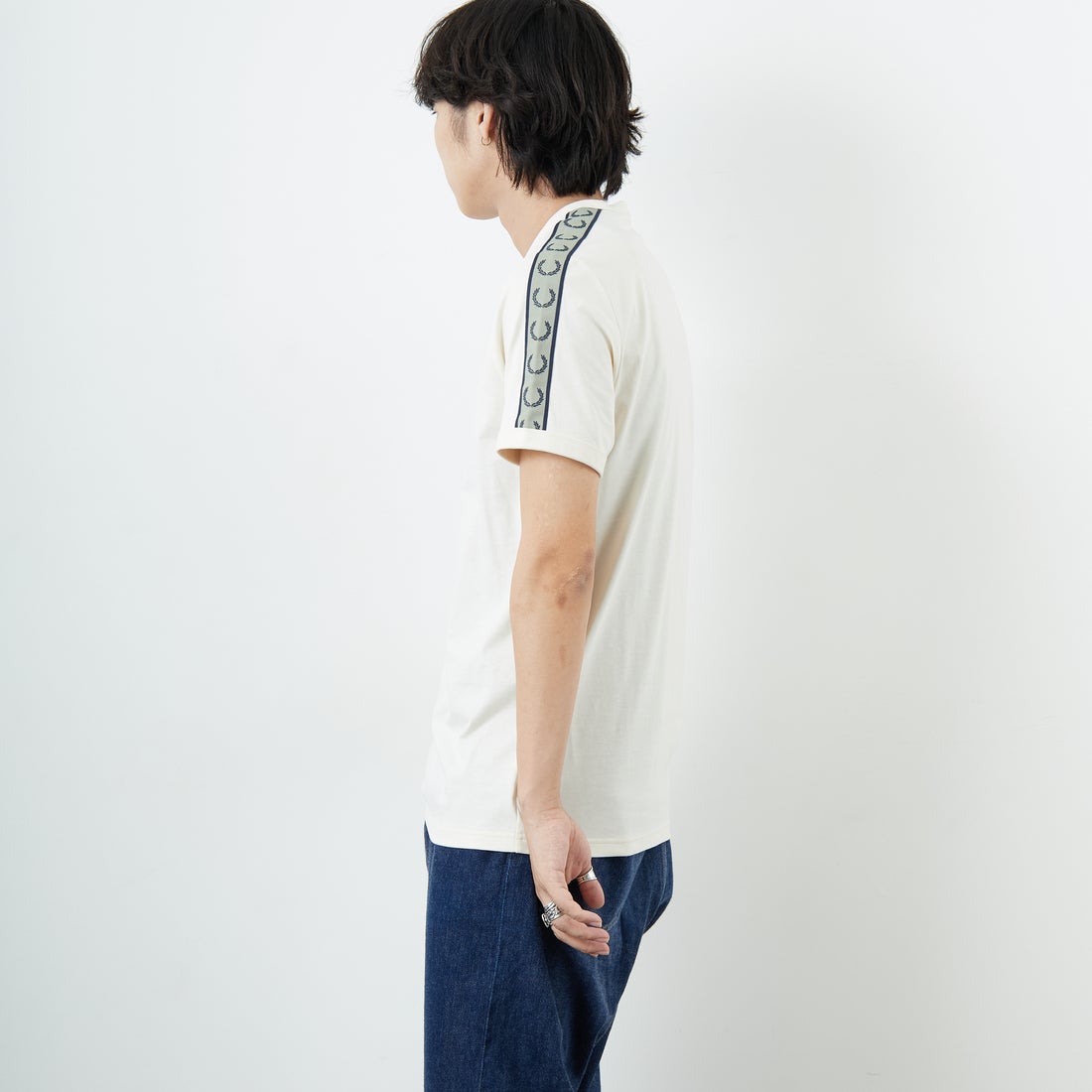 FRED PERRY [フレッドペリー] コントラストトラックテープ ショートスリーブリンガーTシャツ [M4613] 28B ECRU/N &&モデル身長：179cm 着用サイズ：M&&