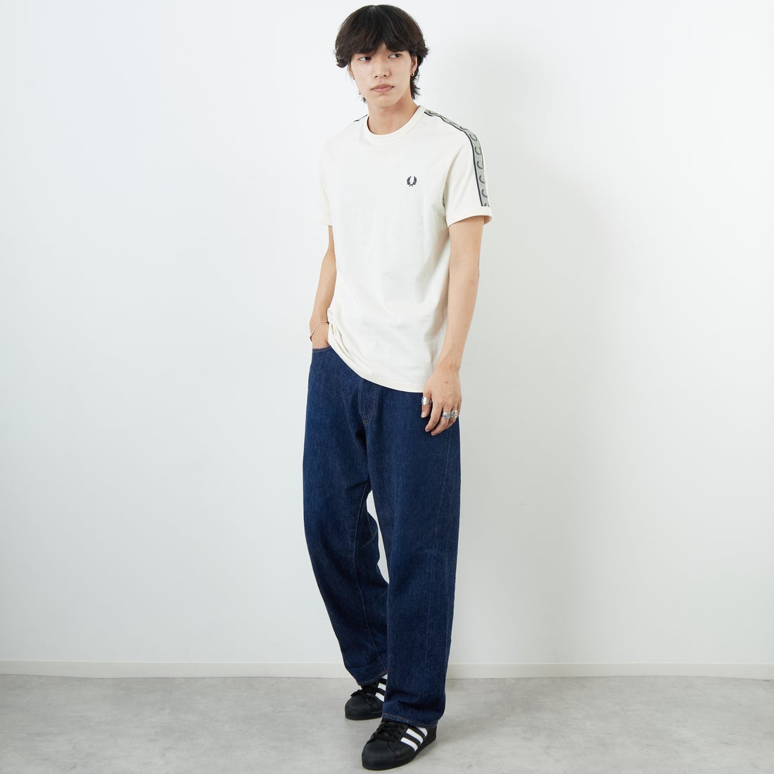 FRED PERRY [フレッドペリー] コントラストトラックテープ ショートスリーブリンガーTシャツ [M4613] 28B ECRU/N &&モデル身長：179cm 着用サイズ：M&&