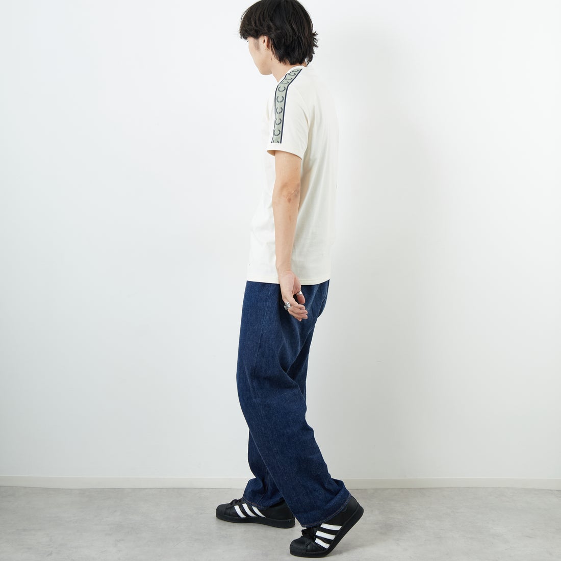 FRED PERRY [フレッドペリー] コントラストトラックテープ ショートスリーブリンガーTシャツ [M4613] 28B ECRU/N &&モデル身長：179cm 着用サイズ：M&&