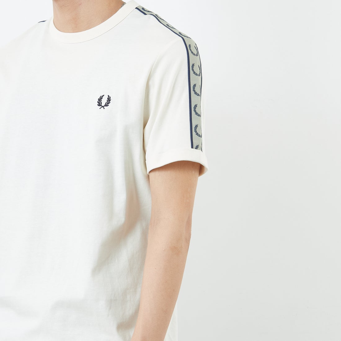 FRED PERRY [フレッドペリー] コントラストトラックテープ ショートスリーブリンガーTシャツ [M4613] 28B ECRU/N &&モデル身長：179cm 着用サイズ：M&&