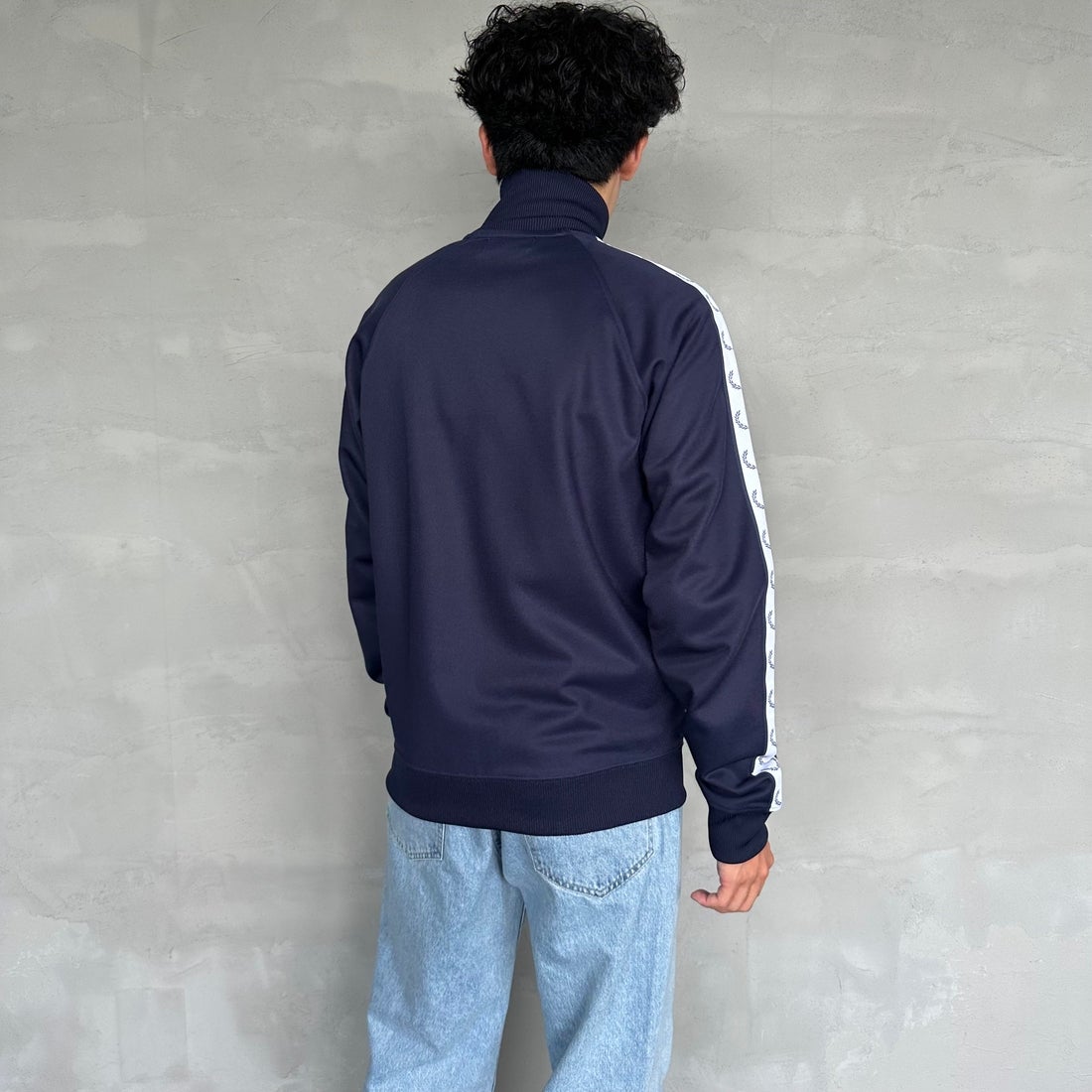 FRED PERRY [フレッドペリー] トラックジャケット [J4620] 885 CARBON &&モデル身長：168cm 着用サイズ：M&&