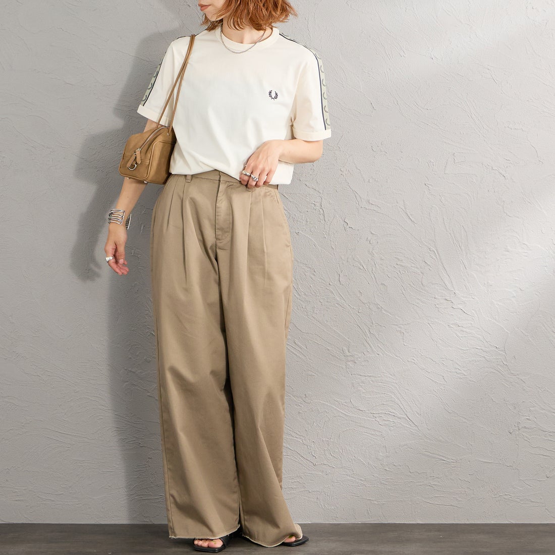 FRED PERRY [フレッドペリー] コントラストテープ リンガーTシャツ [M4613] 28B ECRU/N &&モデル身長：158cm 着用サイズ：S&&