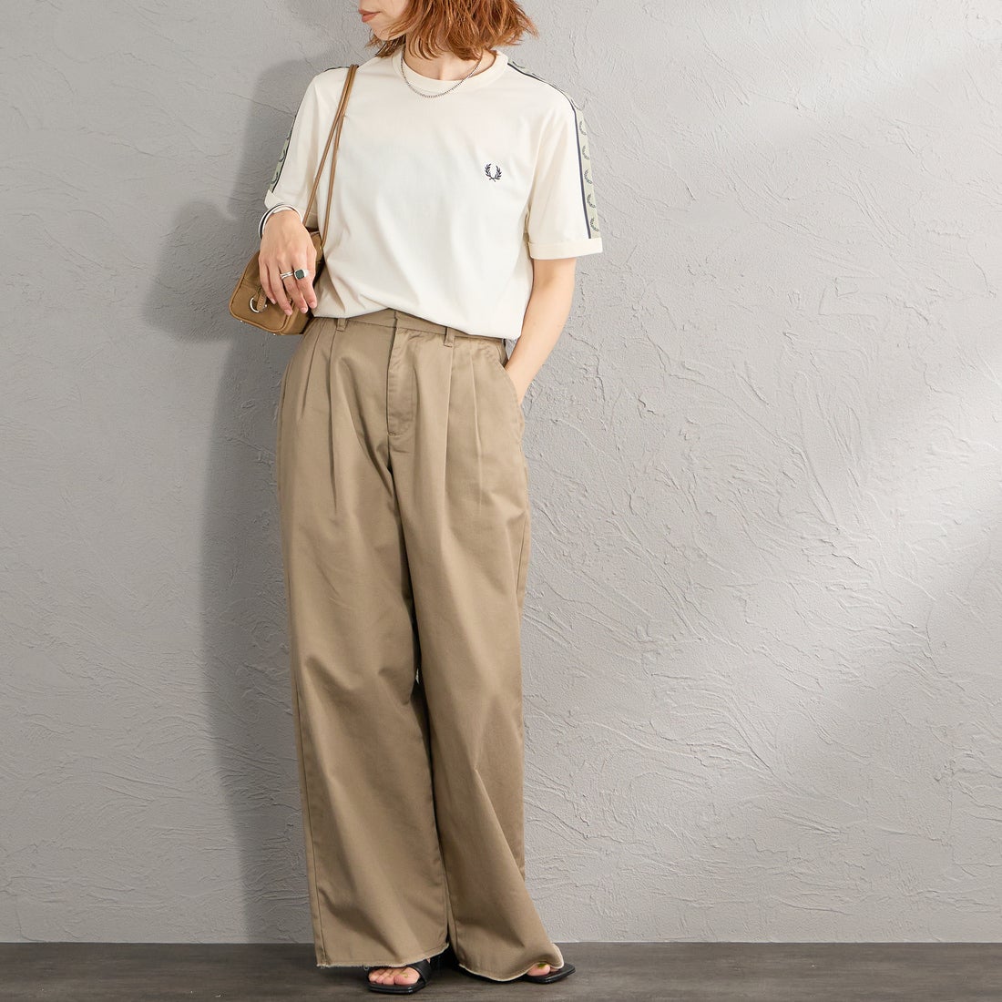 FRED PERRY [フレッドペリー] コントラストテープ リンガーTシャツ [M4613] 28B ECRU/N &&モデル身長：158cm 着用サイズ：S&&