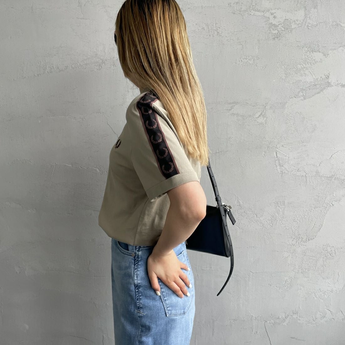 FRED PERRY [フレッドペリー] コントラストテープ リンガーTシャツ [M4613] U84 WARM G &&モデル身長：156cm 着用サイズ：S&&