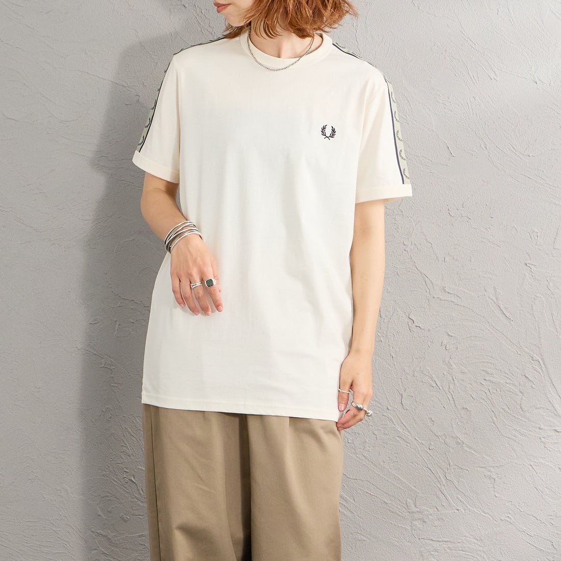 FRED PERRY [フレッドペリー] コントラストテープ リンガーTシャツ [M4613] 28B ECRU/N &&モデル身長：158cm 着用サイズ：S&&