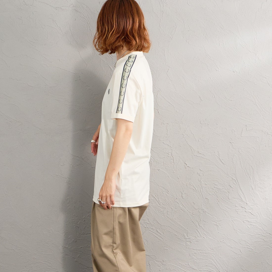 FRED PERRY [フレッドペリー] コントラストテープ リンガーTシャツ [M4613] 28B ECRU/N &&モデル身長：158cm 着用サイズ：S&&