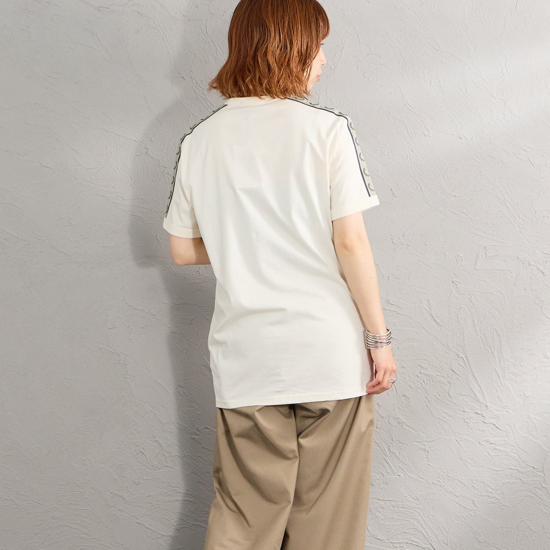 FRED PERRY [フレッドペリー] コントラストテープ リンガーTシャツ [M4613] 28B ECRU/N &&モデル身長：158cm 着用サイズ：S&&