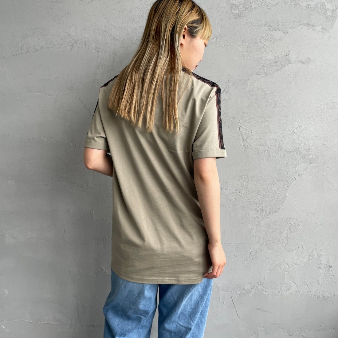 FRED PERRY [フレッドペリー] コントラストテープ リンガーTシャツ [M4613] U84 WARM G &&モデル身長：156cm 着用サイズ：S&&