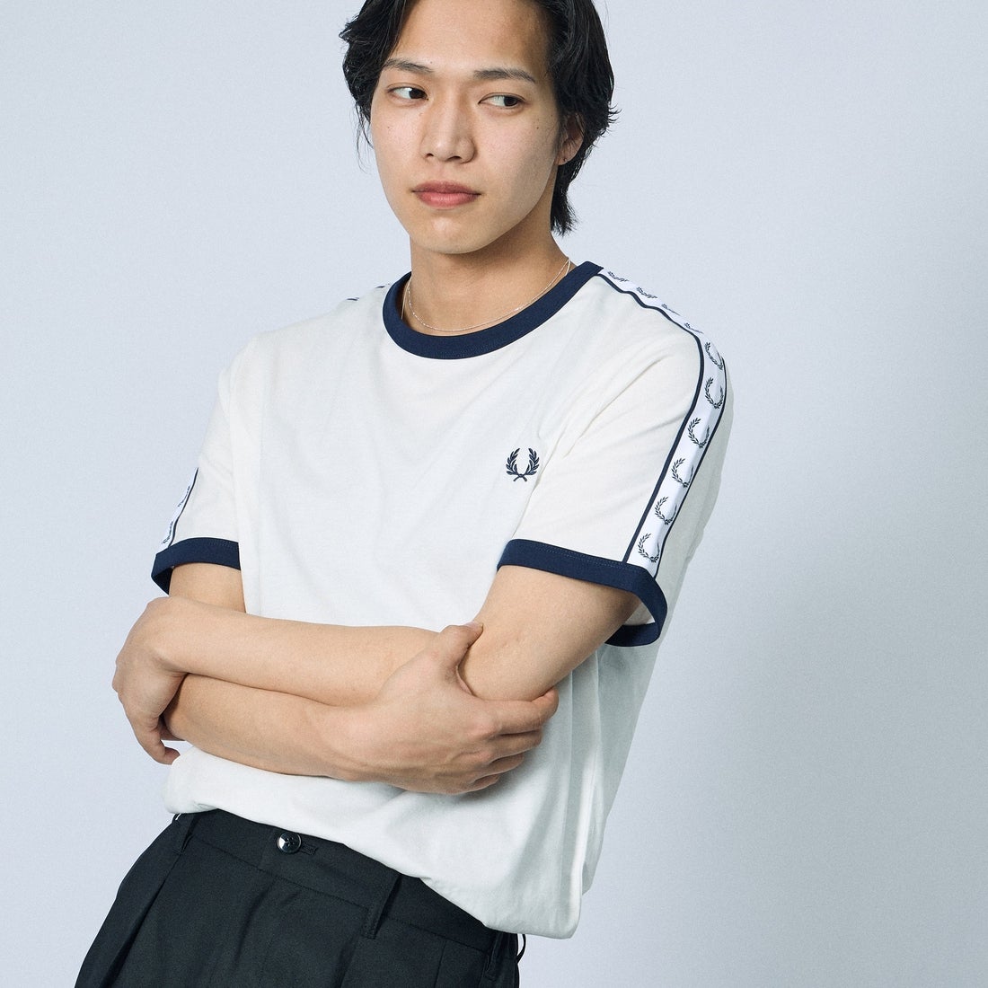 FRED PERRY [フレッドペリー] テープドリンガーTシャツ [M4620] 129 SNOW W &&モデル身長：179cm 着用サイズ：L&&