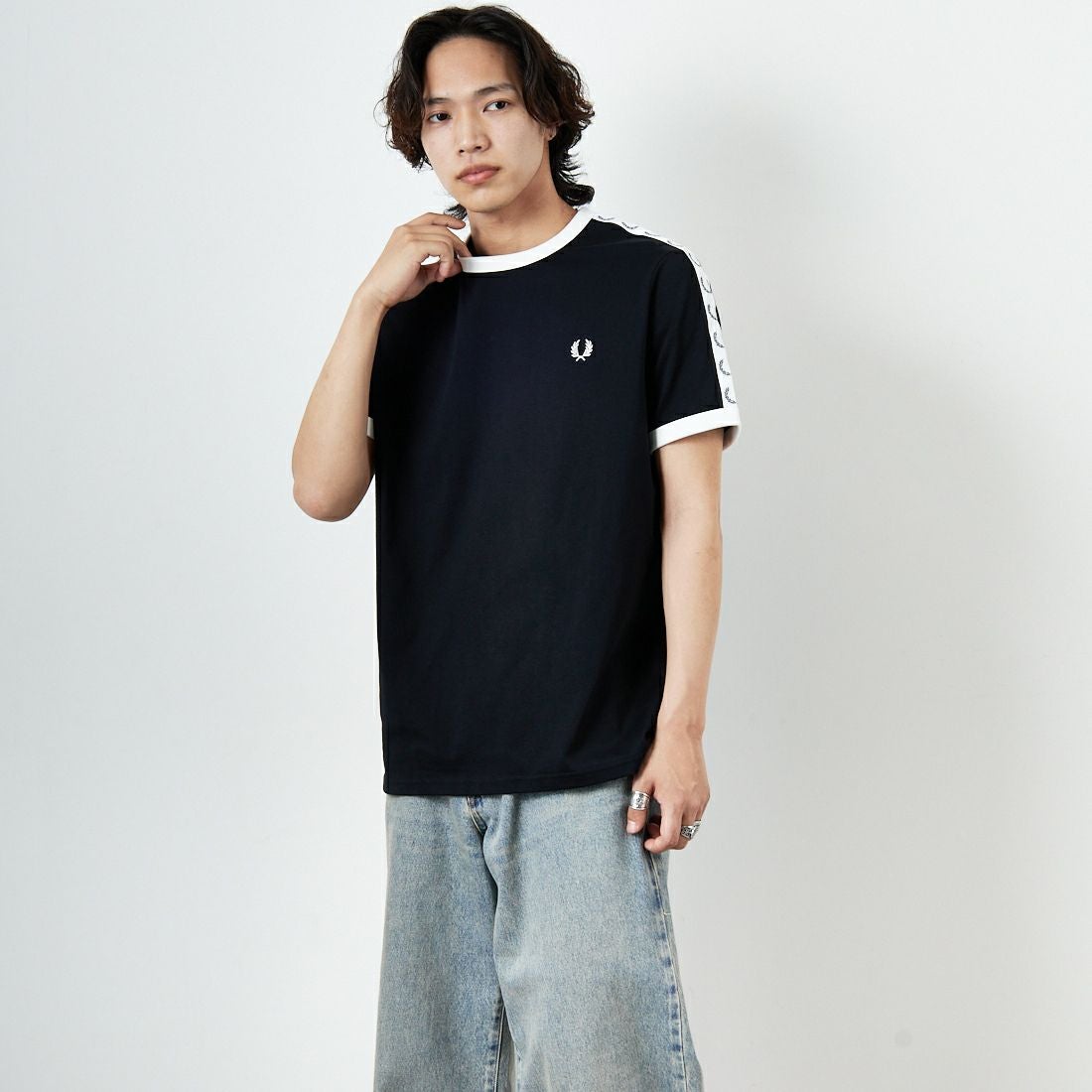 FRED PERRY [フレッドペリー] テープドリンガーTシャツ [M4620] 102 BLACK &&モデル身長：179cm 着用サイズ：L&&