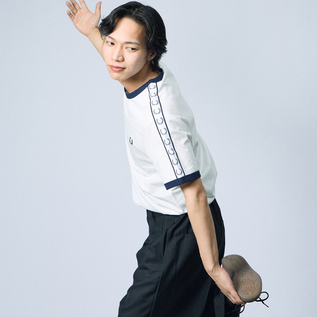 FRED PERRY [フレッドペリー] テープドリンガーTシャツ [M4620] 129 SNOW W &&モデル身長：179cm 着用サイズ：L&&RY [フレッドペリー] テープドリンガーTシャツ [M4620] 102 BLACK