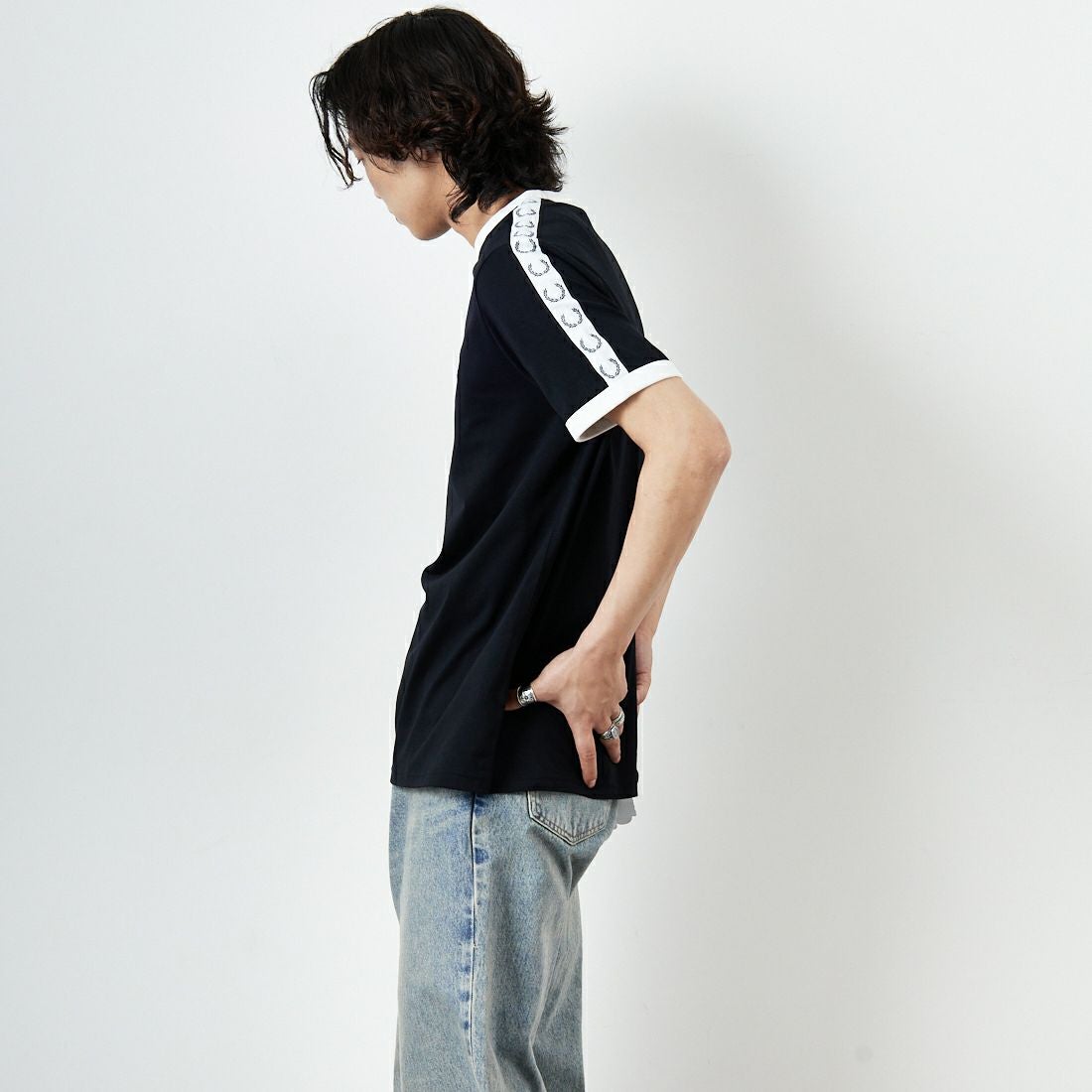 FRED PERRY [フレッドペリー] テープドリンガーTシャツ [M4620] 102 BLACK &&モデル身長：179cm 着用サイズ：L&&