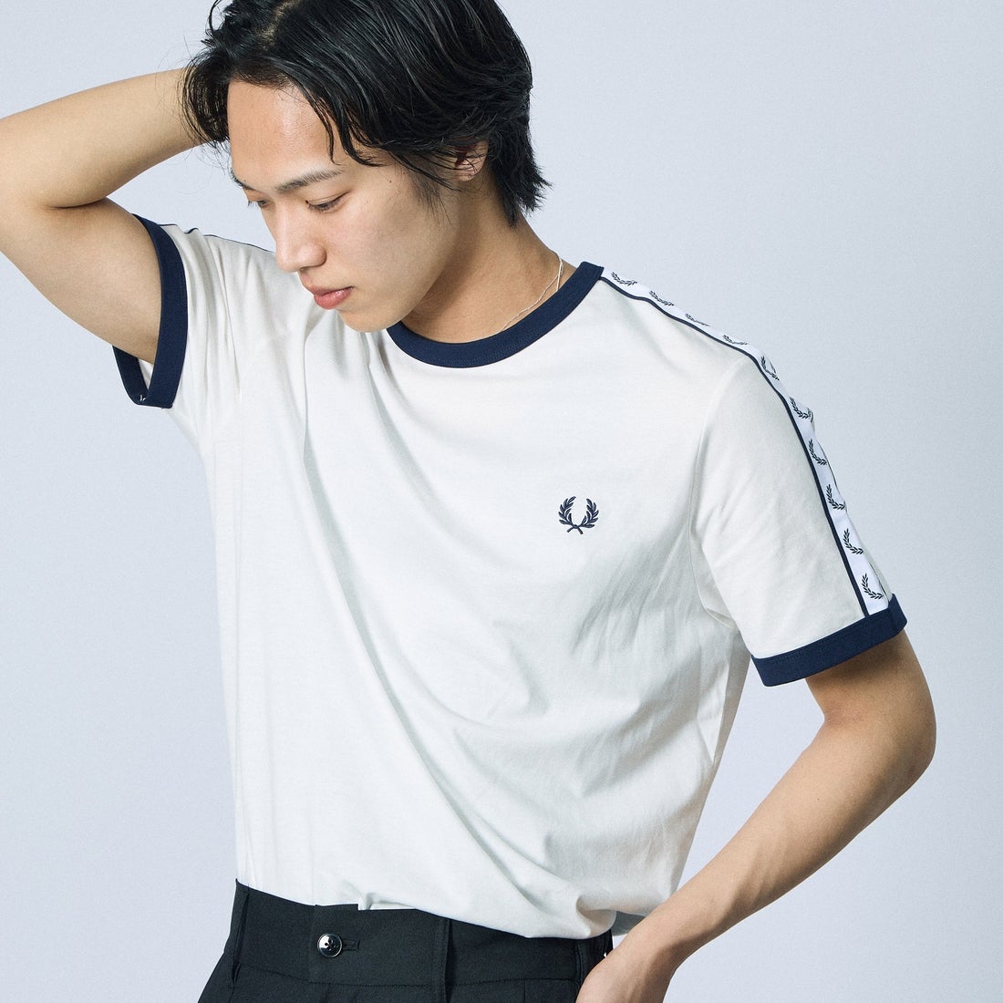 FRED PERRY [フレッドペリー] テープドリンガーTシャツ [M4620] 129 SNOW W &&モデル身長：179cm 着用サイズ：L&&
