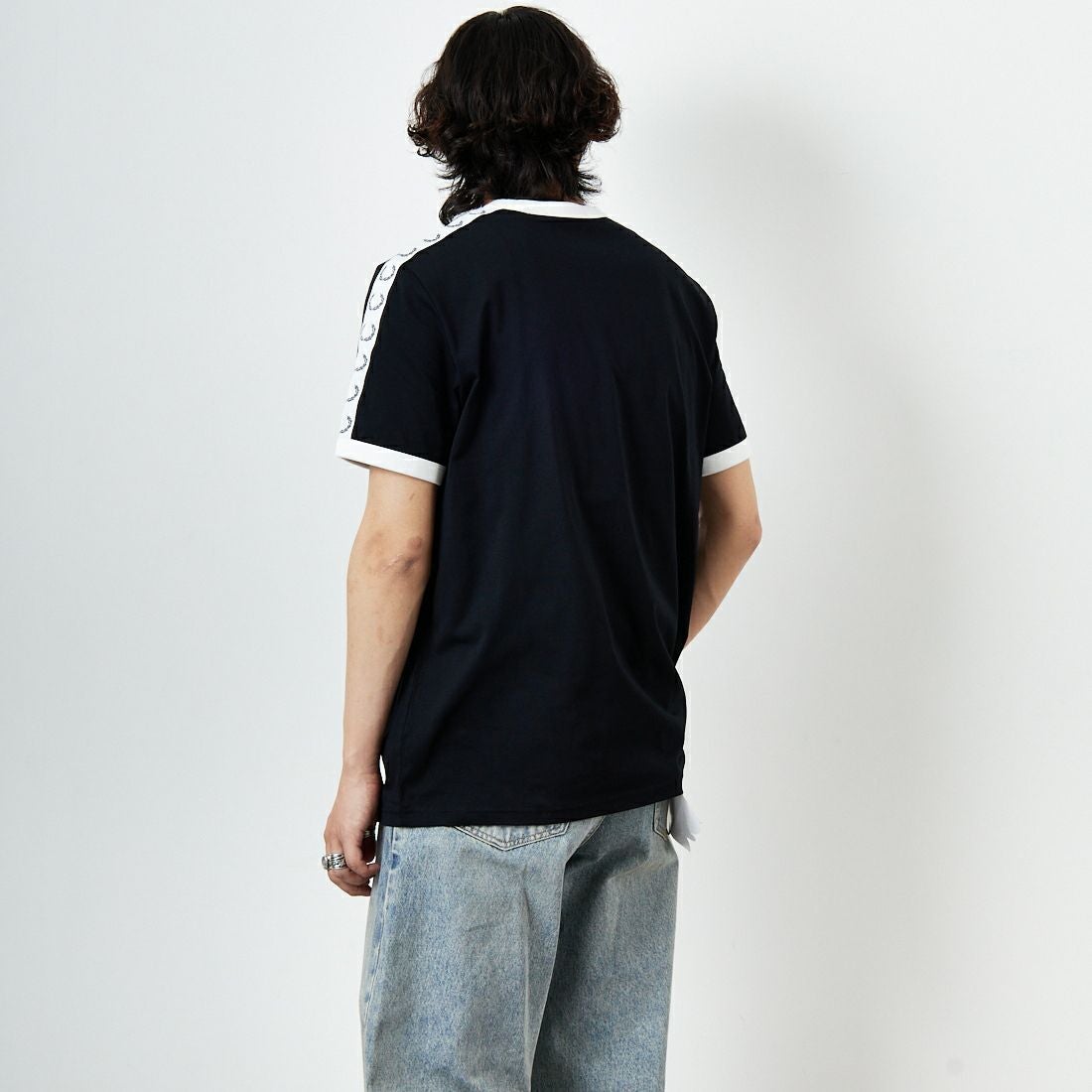 FRED PERRY [フレッドペリー] テープドリンガーTシャツ [M4620] 102 BLACK &&モデル身長：179cm 着用サイズ：L&&