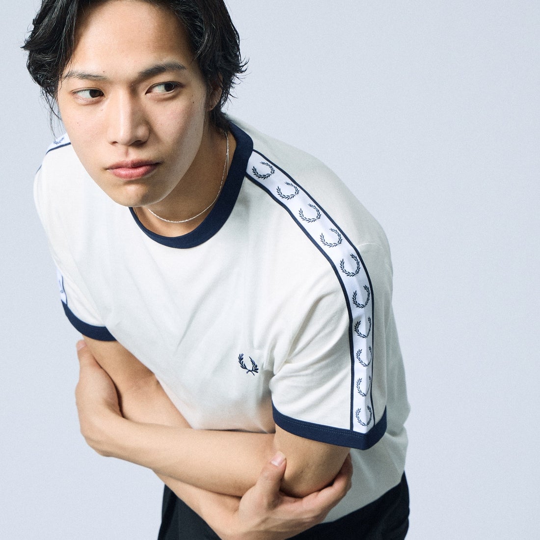 FRED PERRY [フレッドペリー] テープドリンガーTシャツ [M4620] 129 SNOW W &&モデル身長：179cm 着用サイズ：L&&