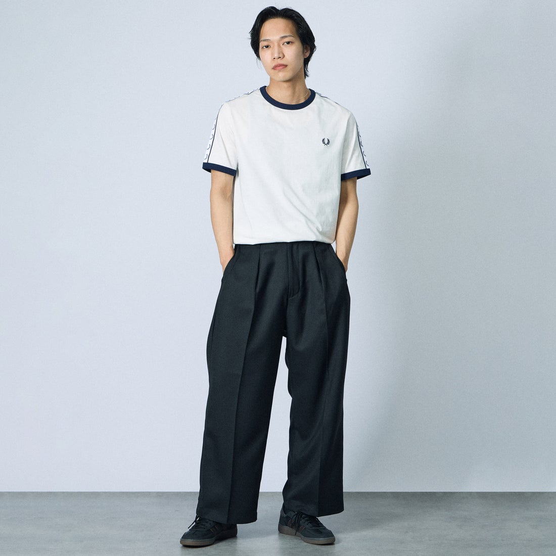 FRED PERRY [フレッドペリー] テープドリンガーTシャツ [M4620] 129 SNOW W &&モデル身長：179cm 着用サイズ：L&&